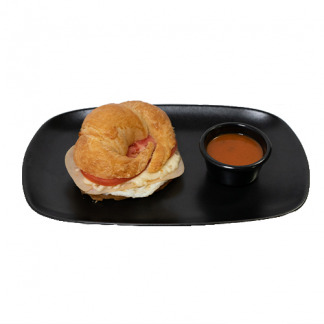 Croissant con omelette de claras, pechuga de pavo