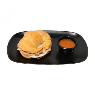 Croissant con tocino, 4 quesos y huevo