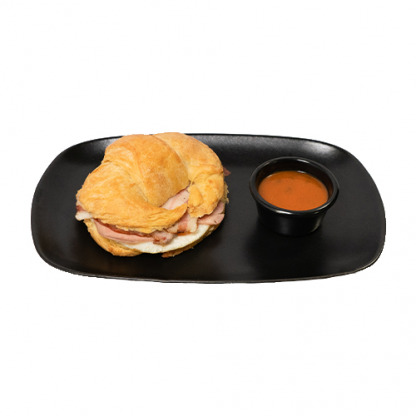 Croissant con tocino, 4 quesos y huevo