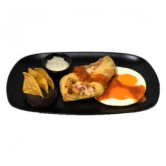 hojaldre rellena de tocino y queso mozzarella con huevos