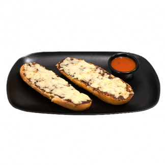 Pan con frijoles volteados y queso mozzarella